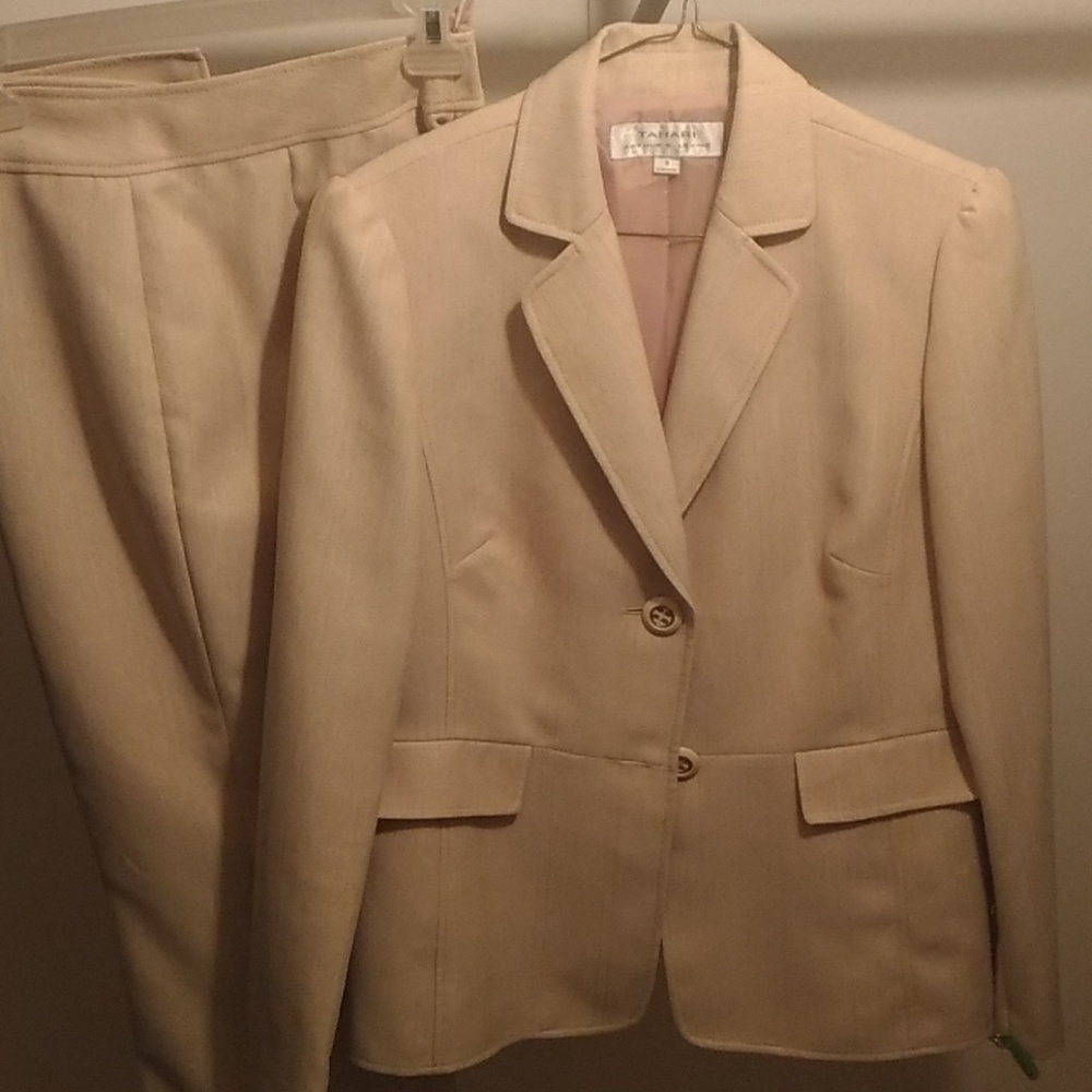 TAHARI size 8 pantsuit cream two-button